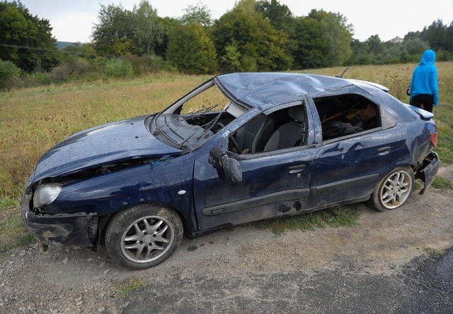 W Olszanach w pow. przemyskim, na łuku drogi kierujący citroenem nie dostosował prędkości do warunków, stracił panowanie nad autem, zjechał do rowu i dachował.