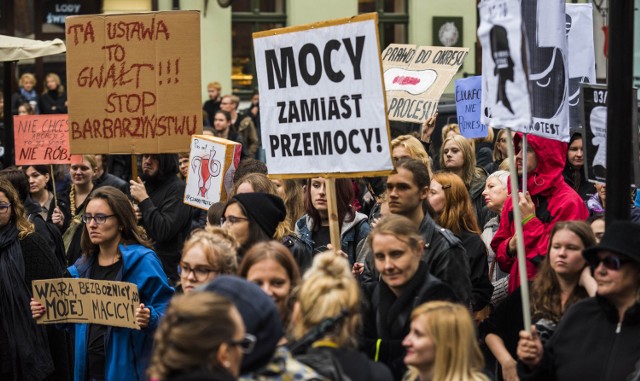 Bydgoszczanie, głównie kobiety, napisali prawie 3,6 tysiąca listów do parlamentarzystów. Nie jest to ostatnia forma protestu przeciw zaostrzeniu prawa i wprowadzeniu całkowitego zakazu aborcji.