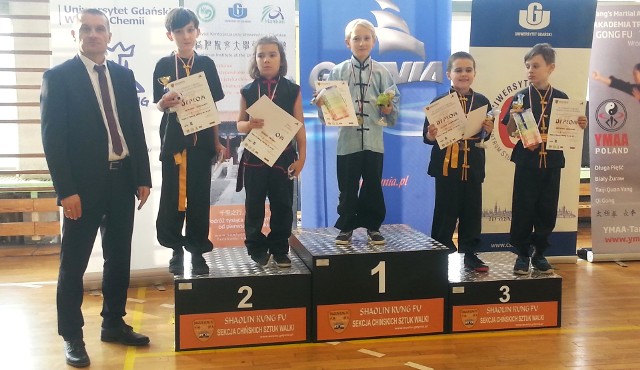 10-latek Wit Kłuskiewicz (stoi na najwyższym stopniu podium) zdobył dwa złote medale na ogólnopolskim turnieju w Gdyni.