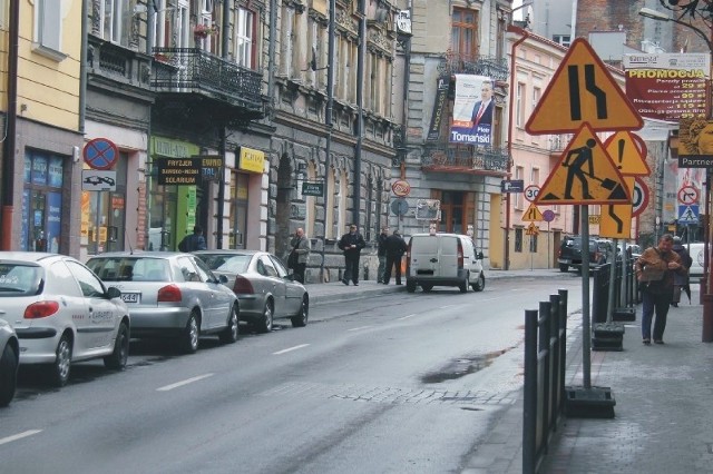 Na ul. Dworskiego w Przemyślu często można spotkać strażników miejskich legitymujących kierowców aut zaparkowanych na zakazie.
