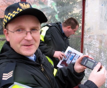 - Wszystko zarejestrowaliśmy na zdjęciach przed wyborami - mówi st. insp. Jacek Baranowski. Mł. insp. Rafał Mrowiński (w tle) na zdjęciu sprawdza, które plakaty narobiły tyle bałaganu.