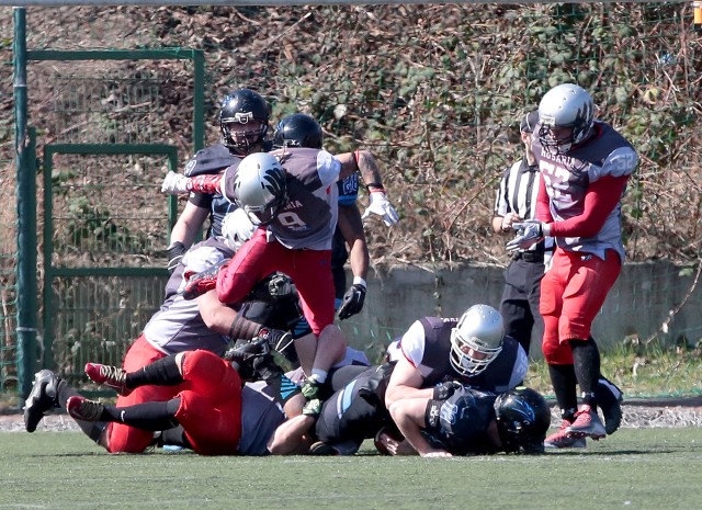 Husaria Szczecin (purpurowe spodenki) w poprzednim sezonie nie awansowała do play off.