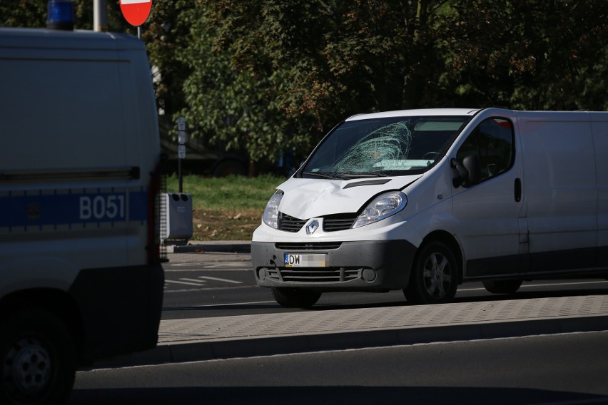 Śmiertelny wypadek na Popowickiej. Nie żyje rowerzystka [ZDJĘCIA]