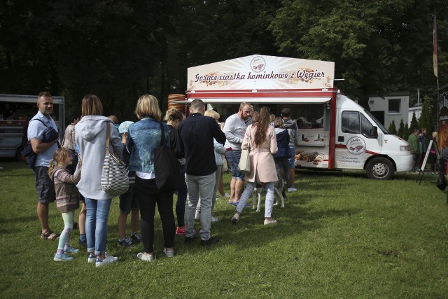 W Słupsku od kilku lat organizowane są okazyjne zloty, czy też festiwale food trucków. Na zdjęciu: festiwal w Parku Kultury i Wypoczynku sprzed kilku lat.