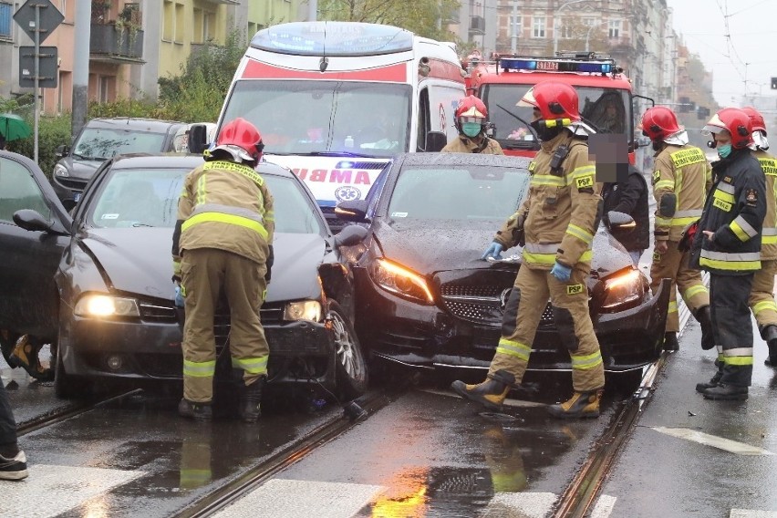 Wypadek na Sienkiewicza. Samochody zablokowały torowisko 