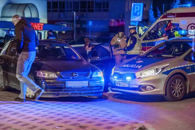 Do zdarzenia doszło w środę około godz. 21. Na ul. Połtawskiej w Koszalinie policjanci zatrzymali uciekającego kierowcę opla. Policjant wyjął broń i strzelił w opony. Kierowca został zatrzymany.Czytaj więcej: Pościg w Koszalinie: Przejechał policjantowi po nogach. Funkcjonariusz wyciągnął broń i strzelił w opony [ZDJĘCIA]