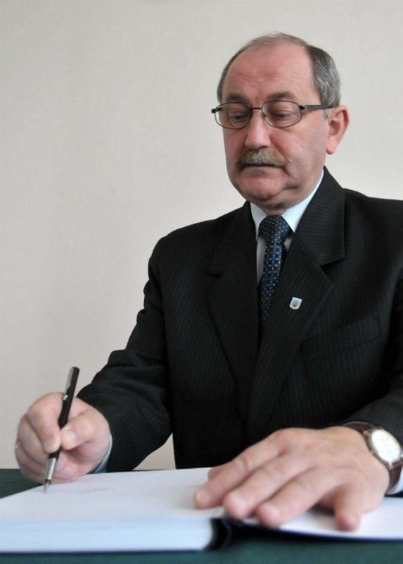 Burmistrz Andrzej Chinalski wpisał się do księgi kondolencyjnej jako pierwszy z krośnian