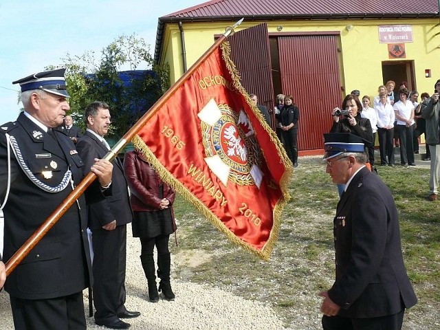 Nowy sztandar ucałował prezes jednostki z Winiar - druh Stanisław Jasikowski.
