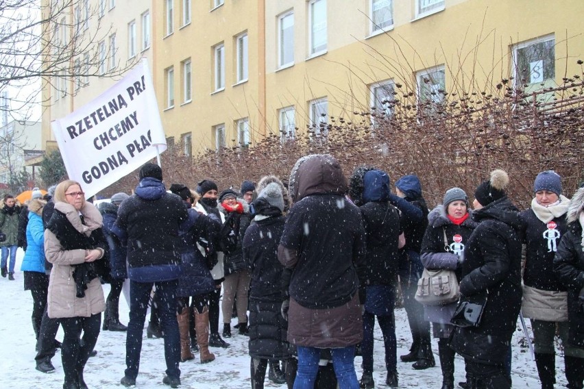 Pracownicy prokuratur protestują przed budynkami w Kielcach i regionie. Żądają podwyżek płac