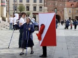 Happening pod ratuszem. Maskotka urny zachęca do pójścia na głosowanie