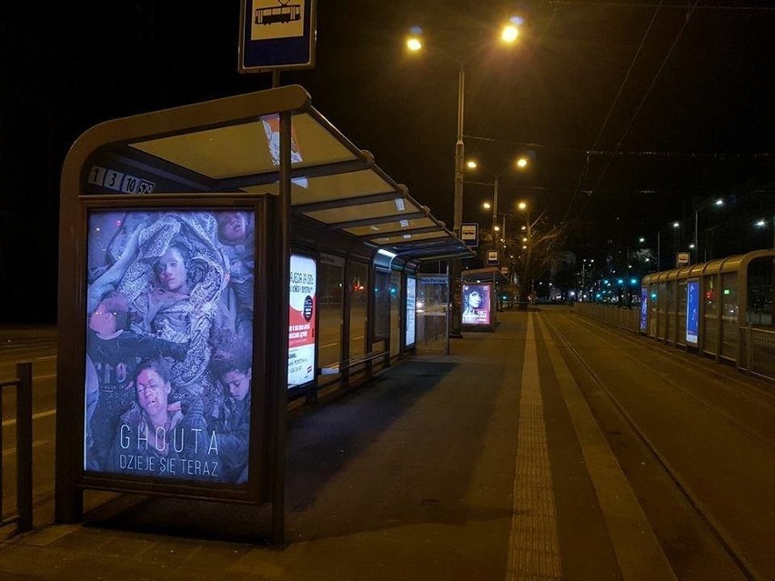 Kto rozwiesił drastyczne plakaty na przystankach w Szczecinie? 