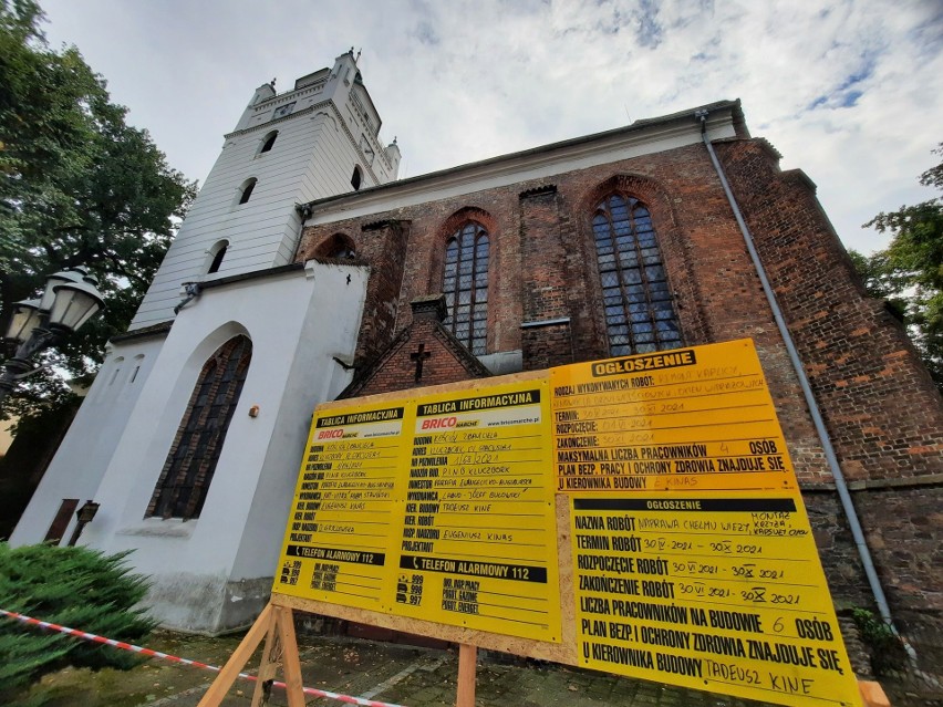 Remontowany zabytkowy Kościół Zbawiciela w Kluczborku.