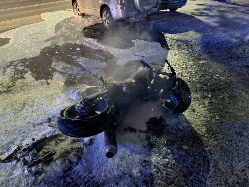 Krynica Zdrój. Pożar motocykla na parkingu przy ul. Krajewskiego. Pojazd doszczętnie spłonął. Zdjęcia