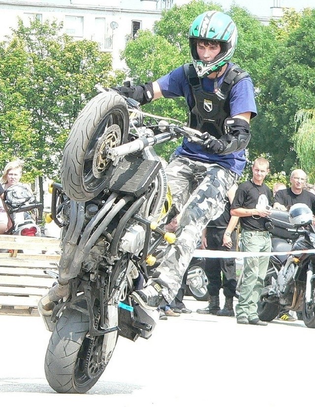 Popis jazdy kaskaderskiej w wykonaniu buszczanina Nikodema Łopatowskiego był jedną z sobotnich atrakcji Moto Party Ponidzie 2010.
