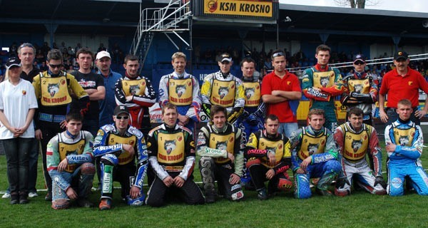 Krośnieńskim kibicom zaprezentowało się aż 14 zawodników z kadry KSM na sezon 2009.