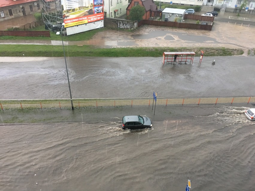 Ulice Legionowa i Kaczorowskiego w Białymstoku zalane po...