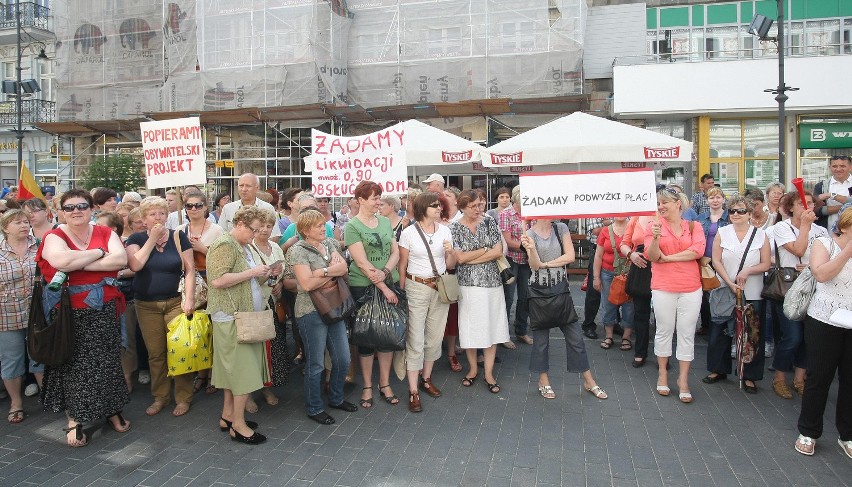 Woźne i księgowe protestowały pod Urzędem Miasta Łodzi [ZDJĘCIA+FILM]