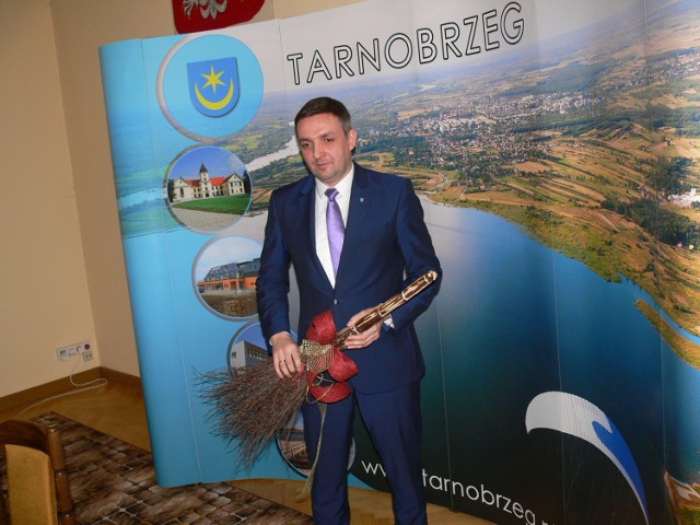 Prezydent Grzegorz Kiełb prezentując nową siatkę organizacyjną Urzędu Miasta posłużył się miotłą, która ma symbolizować porządki po poprzedniej ekipie rządzącej w Tarnobrzegu.