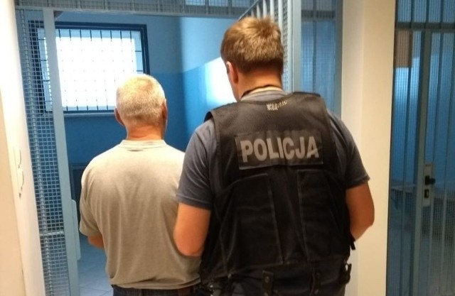 Monieccy policjanci w minioną sobotę, zatrzymali mężczyznę, który na terenie powiatu monieckiego dokonał sześciu włamań do domów. Jak ustalili mundurowi mężczyzna działał również na terenie kraju. Model jego działania zawsze był taki sam.