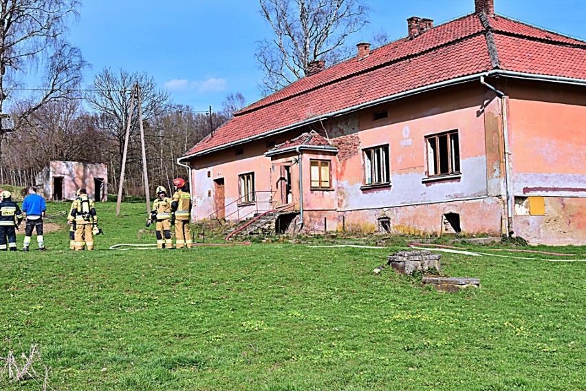 Ogień w budynku starej szkoły w Staszkówce. Na miejsce...