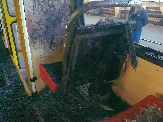 Spalone miejsce do siedzenia w tramwaju linii 12.