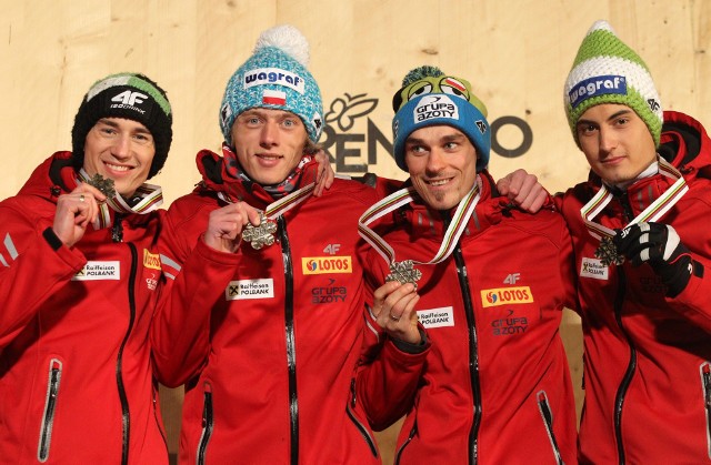 Brązowi medaliści z MŚ w Predazzo w 2013 roku, od lewej: Kamil Stoch, Dawid Kubacki, Piotr Żyła, Maciej Kot.