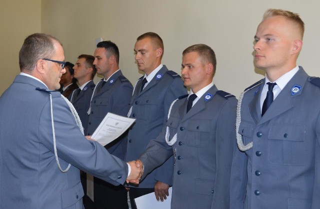 Komendant Jerzy Groński (z lewej) wręcza swoim podwładnym nominacje na wyższe stopnie podczas ubiegłorocznego Święta Policji