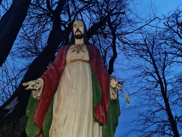 Zdewastowano zabytkową figurę Chrystusa przy parafii na Stołczynie w Szczecinie