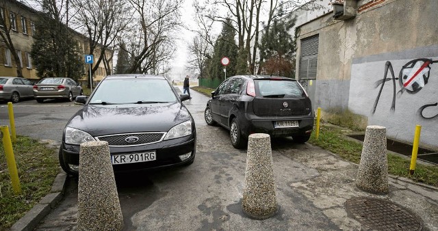 Słupki na drodze dojazdowej do SP nr 155. Komfort mieszkańców pobliskiego bloku ważniejszy niż bezpieczeństwo dzieci?