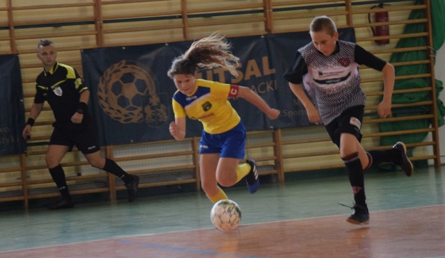 Zespoły Dynovii i Stali Łańcut awansowały do finału Młodzieżowych Mistrzostw Podkarpacia U12 w futsalu. Okazały się najlepsze w gronie ośmiu ekip, podczas turnieju eliminacyjnego w Grodzisku Dolnym. W finale Dynovia wygrała 2:0 po dwóch golach Wiktora Sochackiego, wybranego najlepszym zawodnikiem imprezy. Tytuł najlepszego strzelca wywalczył Kacper Podolec (Błękit Żołynia), a najlepszym bramkarzem wybrano Aleksandra Zwiercana (Stal). Finał w tej kategorii wiekowej odbędzie się 24 listopada w Tryńczy.ZOBACZ TAKŻE - Mistrzyni świata Agnieszka Sajdutka: Karate to moja pasja, praca i miłość [STADION]