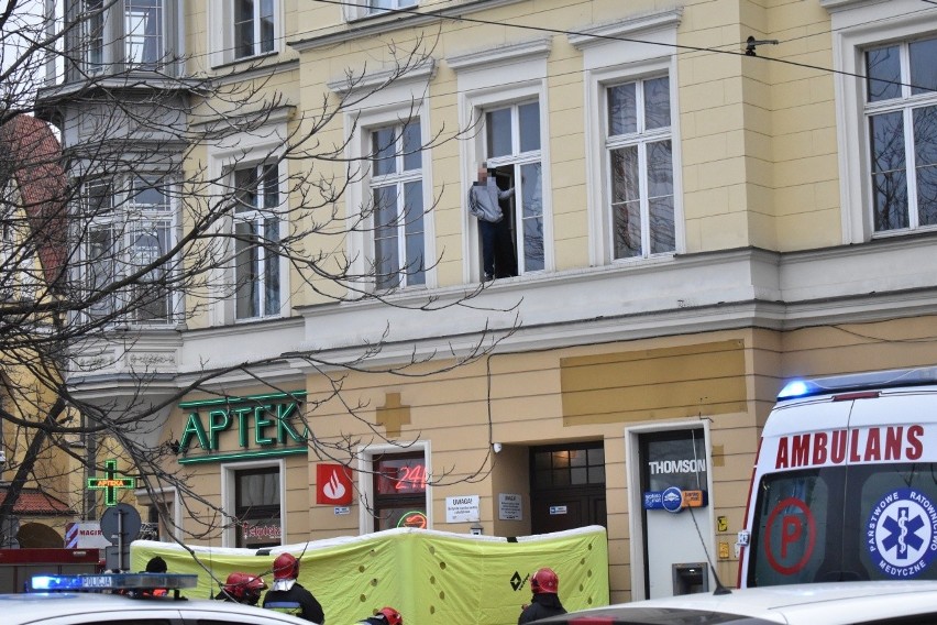 Desperat na gzymsie budynku w centrum Wrocławia. Akcja służb [ZDJĘCIA]