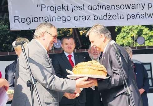 Jochen Storrer i Eugeniusz Jasiewicz, burmistrzowie Usedom i Wolina symbolicznie podzielili się chlebem