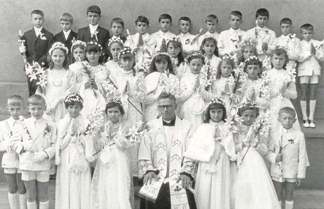 Ksiądz Jan Kruczek z dziećmi, które przygotowywał i którym udzielił Pierwszej Komunii Świętej