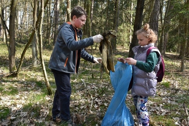 W akcji „Wspólnie do lasu po śmieci” nie brakowało chętnych do sprzątania lasu w Raciniewie