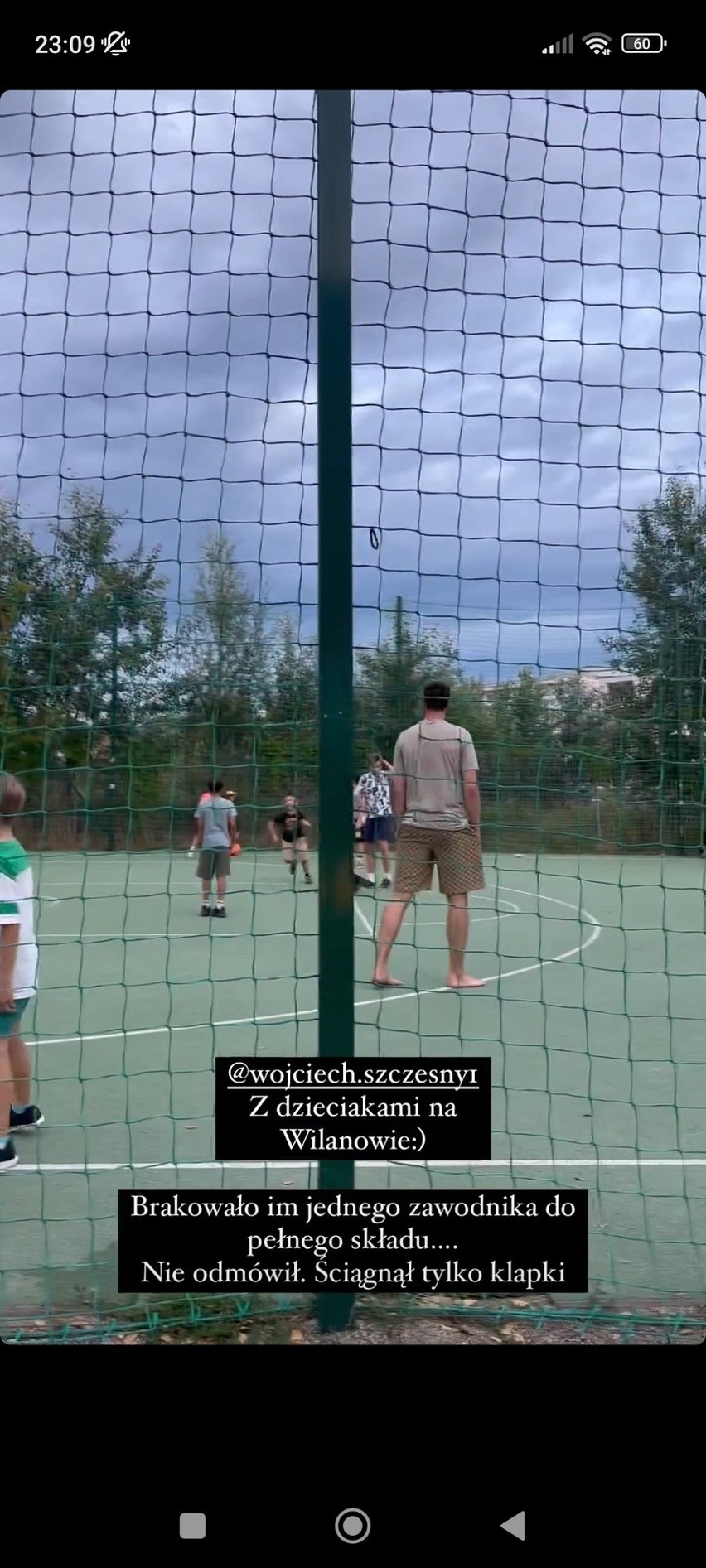 Wojciech Szczęsny w Warszawie. Zagrał z dziećmi na Wilanowie, bo "brakowało im jednego zawodnika do pełnego składu"