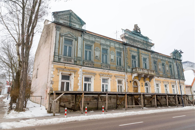 Pałac Tryllingów sprzedany. Już najwyższy czas na remont. Ściany budynku się sypią 
