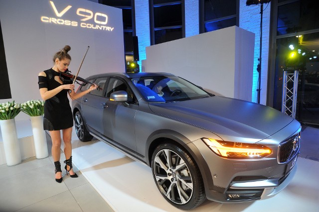 Polska premiera Volvo V90 Cross CountryW Warszawie, w Domu Volvo, odbyła się polska premiera ciekawej alternatywy dla luksusowych SUV-ów. Jest nią model V90 Cross Country, który łączy zalety uterenowionego auta z precyzją prowadzenia oraz eleganckim wyglądem kombi klasy średniej wyższej.