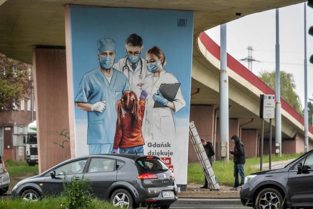 Mural w hołdzie pracownikom służby zdrowia powstał na jednym z przęseł estakady nad ul. Siennicką w Gdańsku