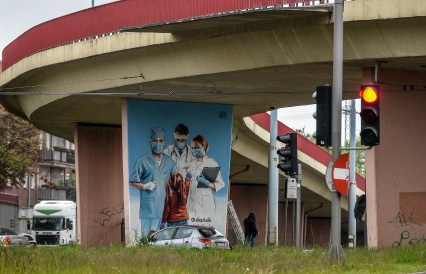 Mural w hołdzie pracownikom służby zdrowia powstał na jednym...