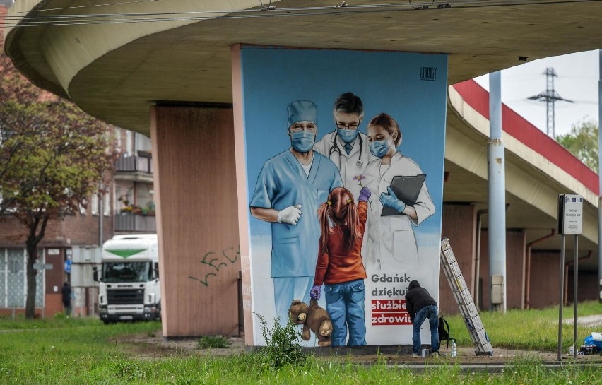 Mural w hołdzie pracownikom służby zdrowia powstał na jednym...