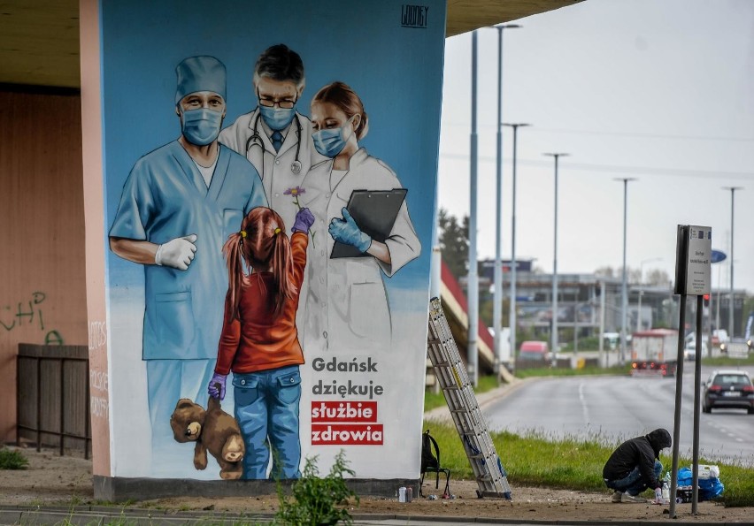 Mural w hołdzie pracownikom służby zdrowia powstał na jednym...