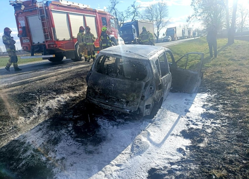 Pożar auta pod Wrocławiem. Duże utrudnienia na krajowej ósemce [ZDJĘCIA]