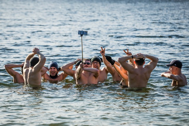 Morsy z Bydgoszczy tradycyjnie spotkały się na plaży w Pieckach i kąpały się w Jeziorze Jezuickim.Na kolejnych stronach zdjęcia z dzisiejszego spotkania morsów