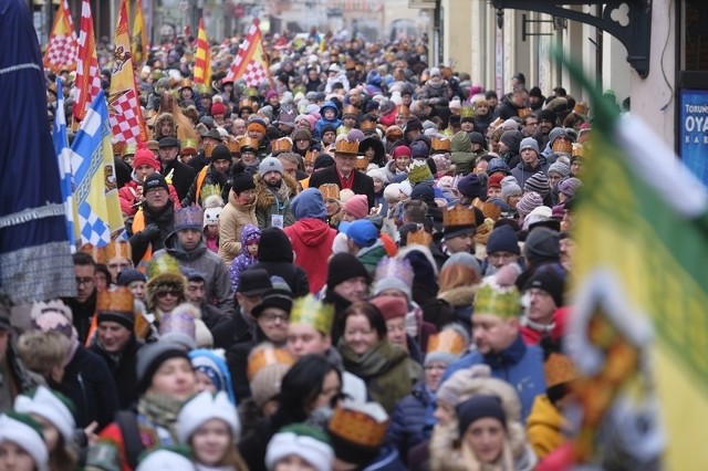W niedzielę 6 stycznia ulicami toruńskiej starówki przeszedł barwny i rozśpiewany Orszak Trzech Króli - Kacpra, Melchiora i Baltazara. Podczas przemarszu nie zabrakło rewelacji z ubiegłorocznego wydarzenia - postaci Trzech Mędrców nawiązujących do hiszpańskich gigantes. Na uczestników przemarszu, na Rynku Nowomiejskim czekała także wystawa „belenes de Navidad”, czyli bożonarodzeniowych szopek w stylu hiszpańskim, tradycyjne jasełka, koncert zespołu „Synowie” i występ Mateusza Ziółko - zwycięzcy III edycji „The Voice Of Poland”Flesz - Koniec L4 wchodzą teraz e-zwolnienia.