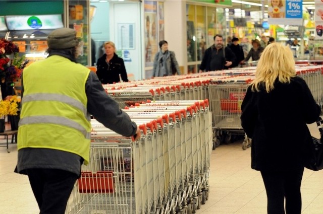 Polacy będą mogli zrobić ostatnie przedświąteczne zakupy w niedzielę,18 grudnia w centrach handlowych oraz w supermarketach.