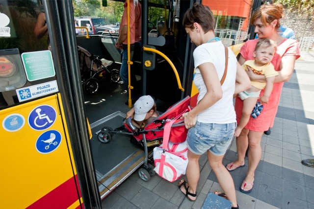 Wrocławskie MPK uczyło już rodziców, jak wsiadać do autobusu z wózkiem/zdjęcie ilustracyjne