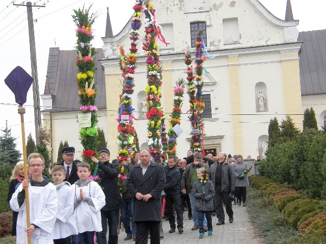 W Krynkach, w gminie Brody, w procesji było 12 dużych palm