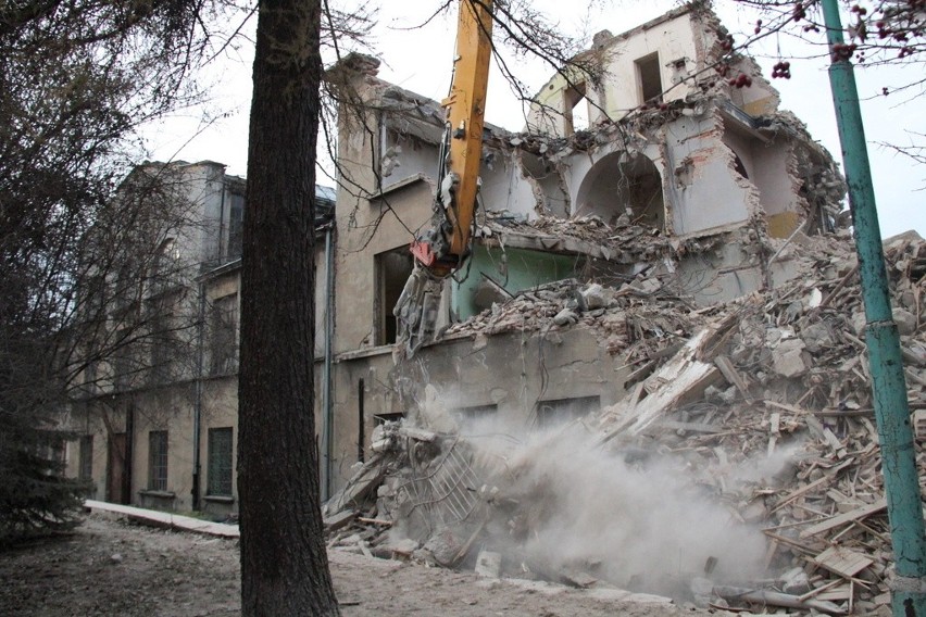 Trwa wyburzanie części pawilonu IV Sztygarki