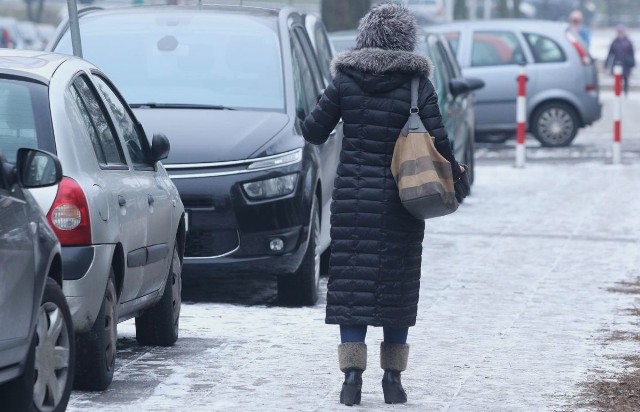 Nawierzchnia poznańskich ulic i chodnik&oacute;w zacznie zamarzać około godziny 21 w niedzielę