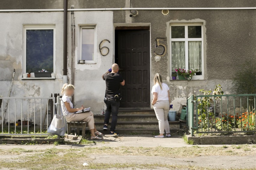 Ekipa prokuratorsko-policyjna przy ulicy 3 Maja w Słupsku...